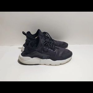 Nike Air Huaraches Women’s Size 9 Black